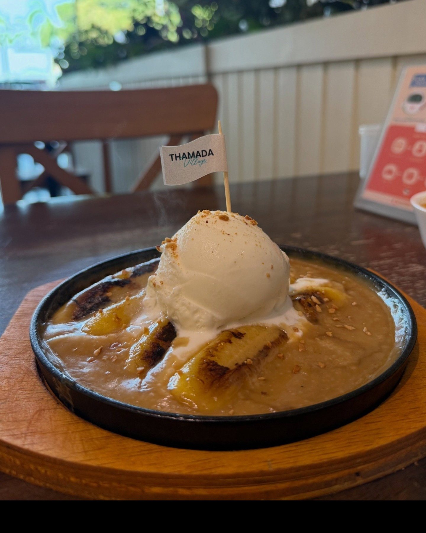 Banana caramel on a sizzling plate with ice cream